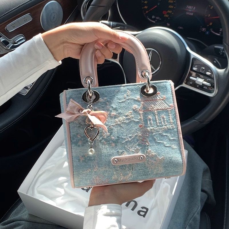 High Value Light Luxury Contra - đánh giá và giá Luxury Bags Level