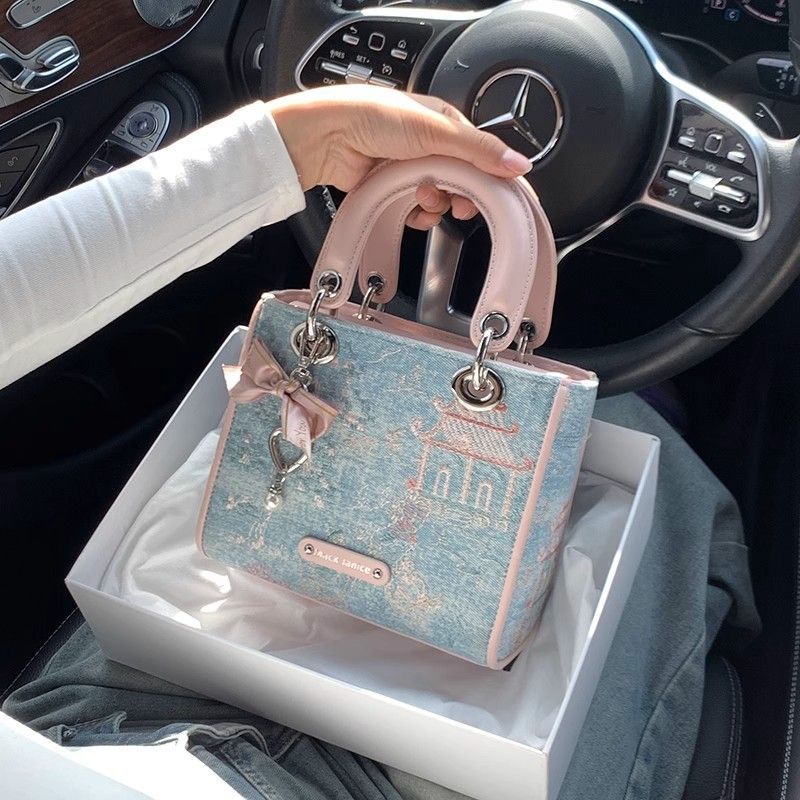 High Value Light Luxury Contra - đánh giá và giá Luxury Bags Level